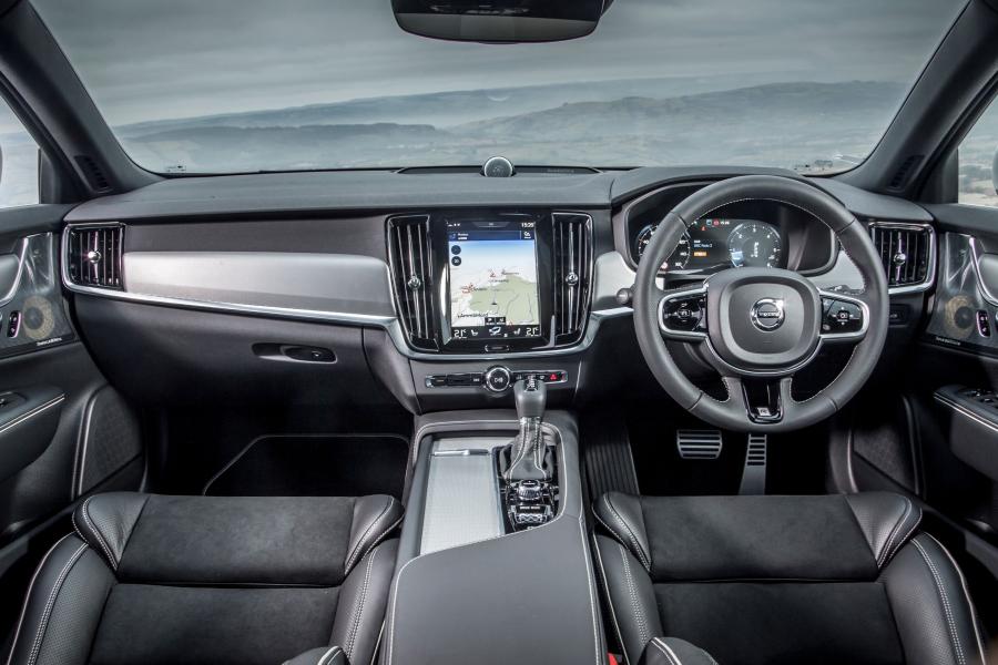 Торпедо Volvo V90 D4 R-Deisgn 2017 года  (UK) (фото 8 из 40)